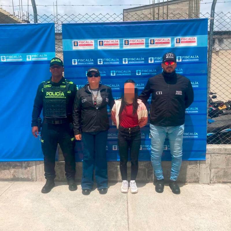 Los agentes del CTI de la Fiscalía y de la Policía detuvieron a la mujer en las afueras del hospital de El Carmen de Viboral. FOTO: CORTESÍA