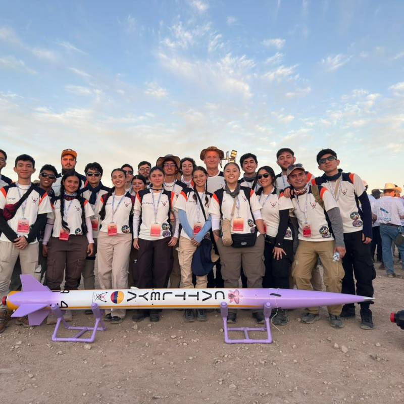 Equipo Volta Rocketry junto con su cohete Cattleya, con el que lograron el podio. Foto: cortesía.