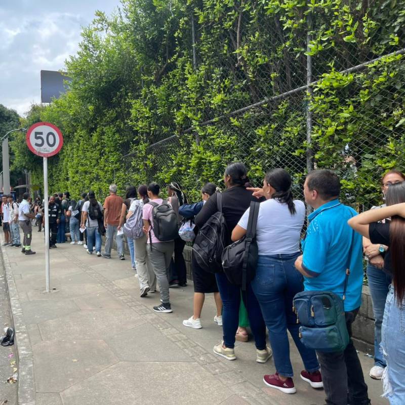 Las rutas de buses del sur del Valle de Aburrá llegarán a las estaciones Poblado e Industriales mientras se supera la contingencia. FOTO: SINDY VALLE