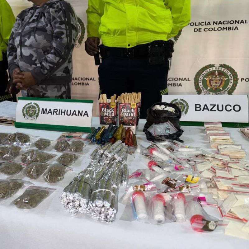 La mujer detenida junto a parte de las drogas incautadas. FOTO: Cortesía