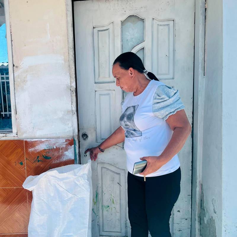 Nelis Esther Castro Hernández, cubetera de Tasajera, sale de su casa con las bolsas plásticas que entrega a los Gestores del Cambio para evitar que terminen en la Ciénaga Grande. FOTO: EL COLOMBIANO