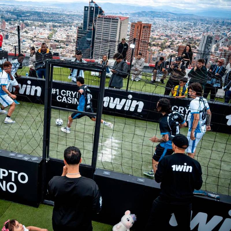 Alexander 00 y otras figuras del fútbol callejero colombiano hicieron parte del histórico encuentro disputado en lo más alto de la Torre Colpatria. FOTO CORTESÍA