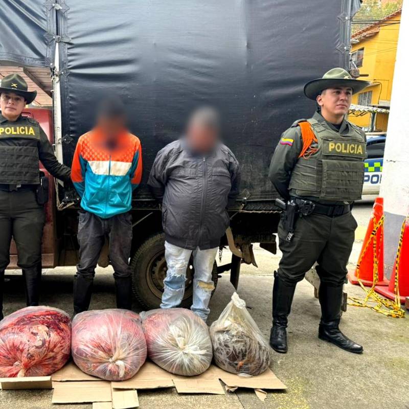 Los sospechosos fueron detenidos y podrían ser procesados por el delito de corrupción de alimentos. FOTO: Cortesía Policía Antioquia