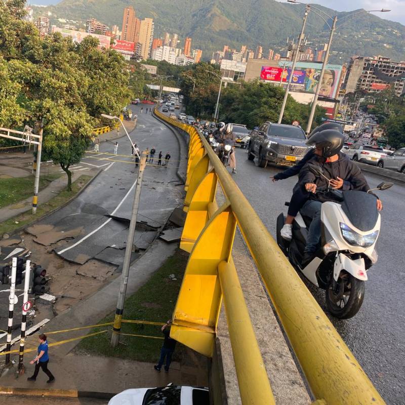 La calle 11, antes de la glorieta de Monterrrey está cerrada por socavación en la vía. 