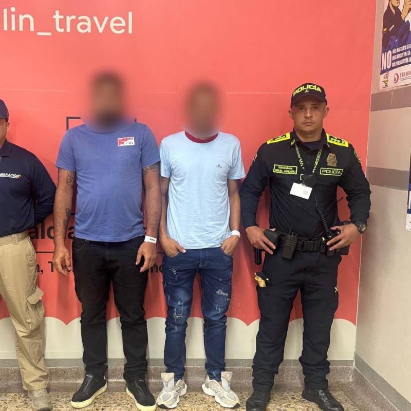Estas son dos de las personas que fueron detenidas luego de aterrizar en el aeropuerto José María Córdova, de Rionegro, en un vuelo comercial desde Ciudad de Panamá. FOTO: CORTESÍA MIGRACIÓN COLOMBIA