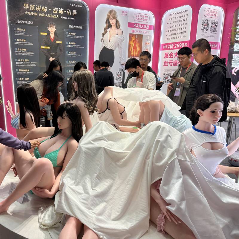 Personas visitan la Exposición Internacional de la Industria de Productos para Adultos de China. Foto Afp