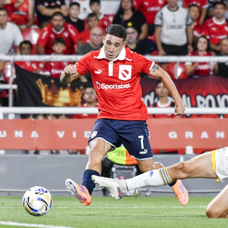 Santiago Montiel ganó el premio Puskas al mejor gol del año por su chilena con Independiente. FOTO: AFP. 