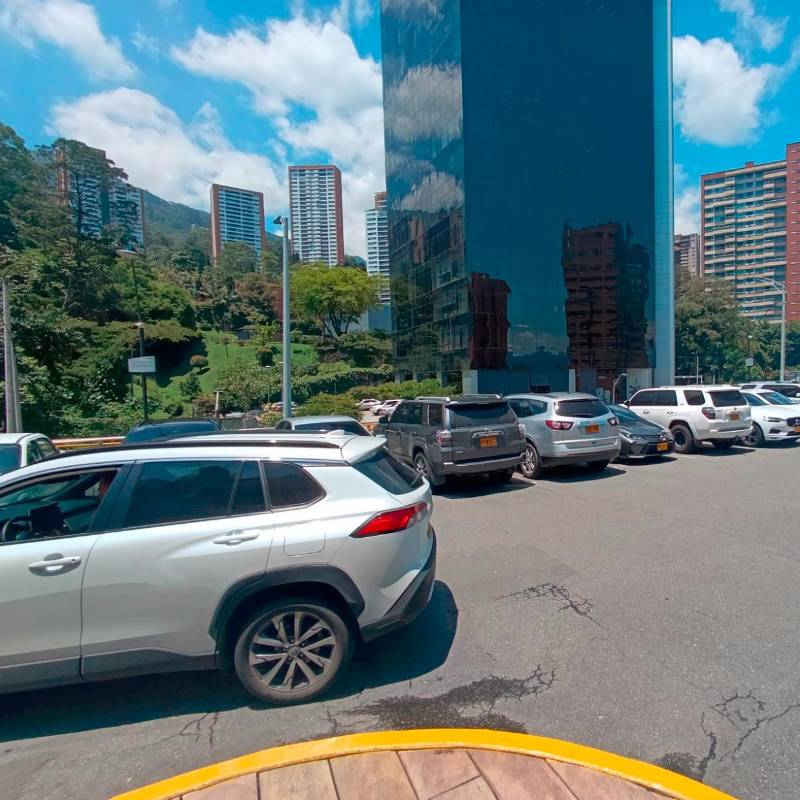 En el parqueadero del Mall del Este, en El Poblado, ocurrió el asesinato de María del Pilar Zea Cobo, de 41 años. FOTO: ALEJANDRA MORALES RÍOS