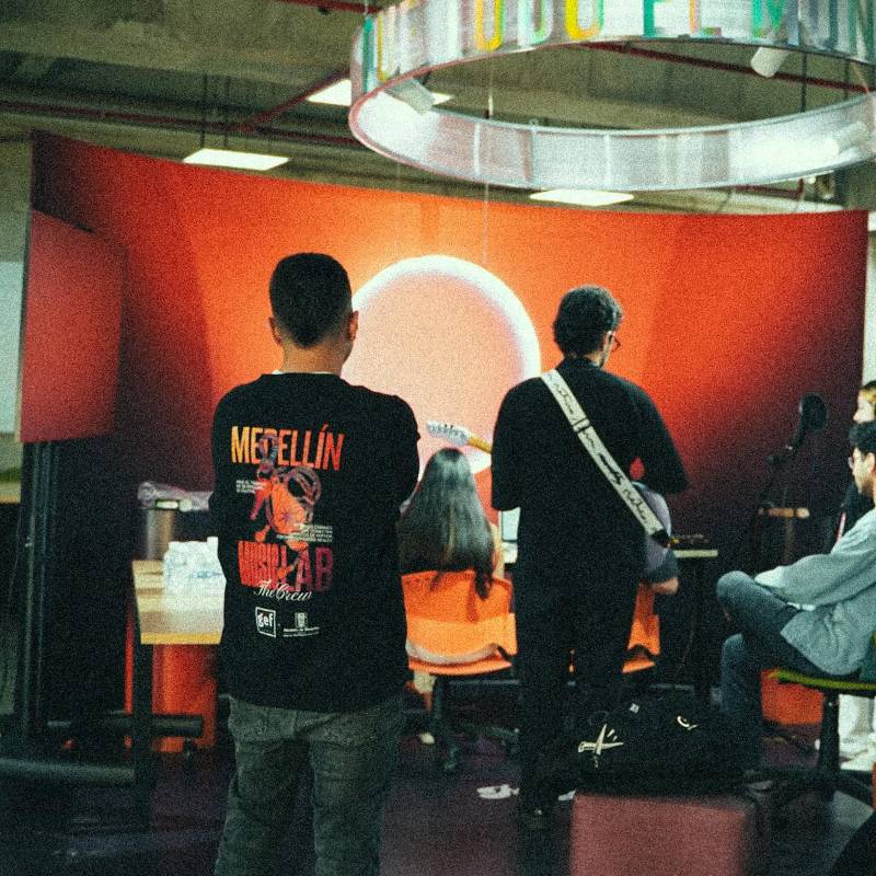 En los laboratorios de Medellín Music Lab, compositores y productores trabajan juntos para crear canciones inéditas. FOTOS cortesía Alcaldía