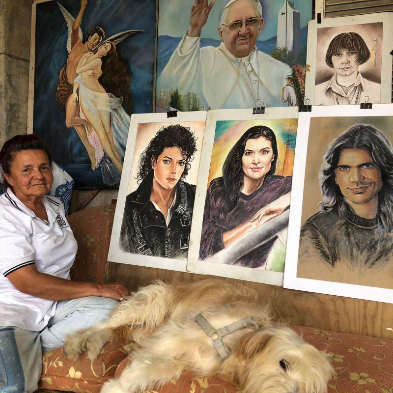 Amparo Zapata pintó retratos por 20 años en el Centro. Al no encontrar un sustento, tuvo que parar su labor y guardar los cientos de retratos en su casa en Blanquizal, Robledo. FOTO: ANA KARINA MUÑOZ GUTIÉRREZ