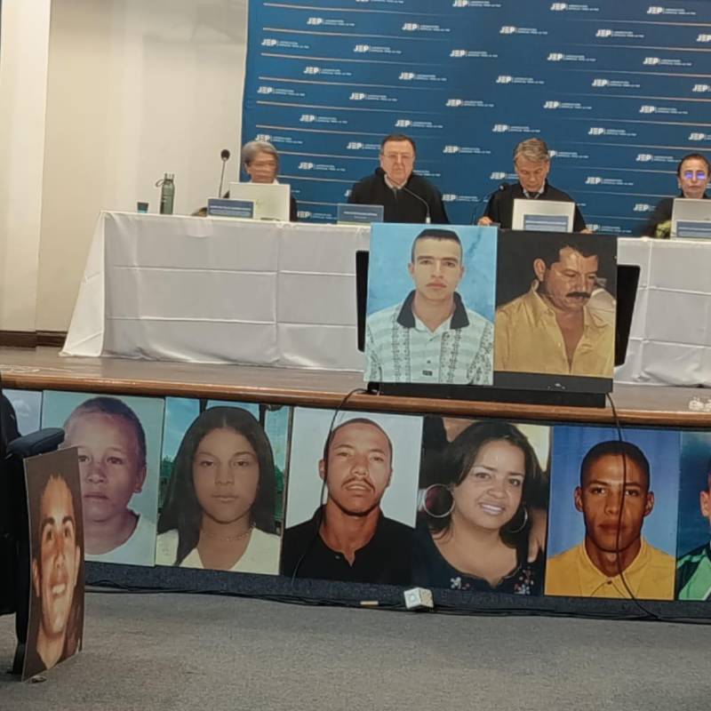 El magistrado Gustavo Salazar hizo el anuncio sobre el inicio de una nueva fase de búsqueda de desaparecidos en este lote de la comuna 13 (San Javier), de Medellín. FOTO: EL COLOMBIANO
