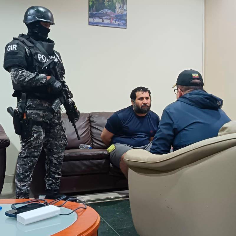 El ministro de Interior de Ecuador, John Reimberg, dialoga con alias “Fito”. FOTO: CORTESÍA Ministerio de Interior de Ecuador. 
