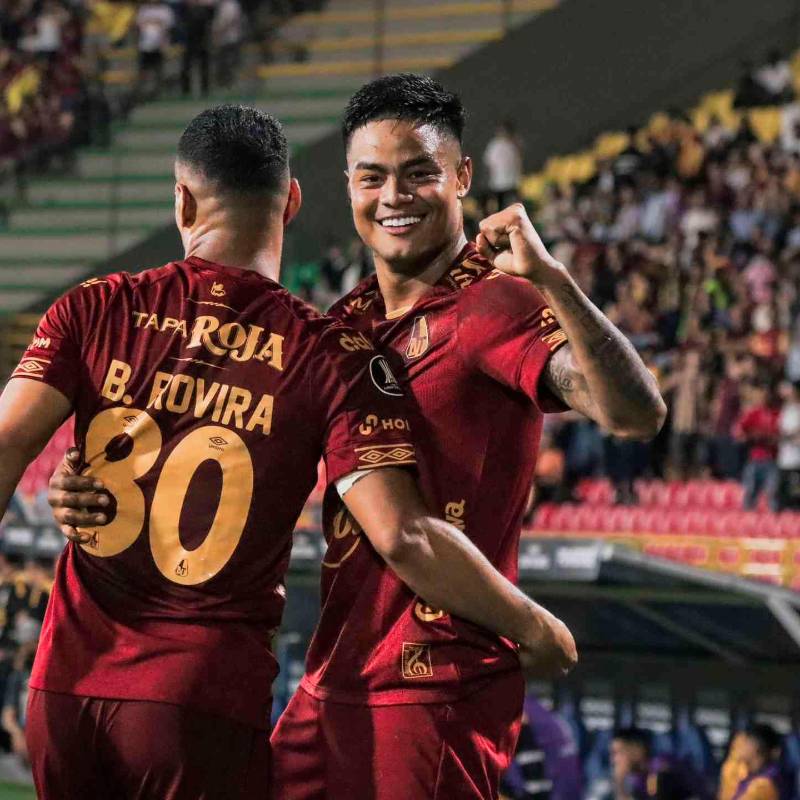 Luis Chino Sandoval celebra con Brayan Rovira el gol que marcó ante Coquimbo en la victoria del Deportes Tolima 3-0 en el Manuel Murillo Toro. FOTO TOMADA X@cdtolima
