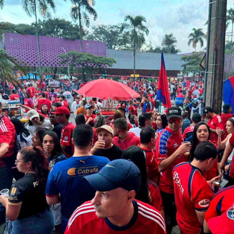 Los hinchas del DIM son una marea roja en los alrededores del Atanasio Girardot, que poco a poco se empieza a colmar de aficionados de las dos hinchadas. FOTOS: Cortesía