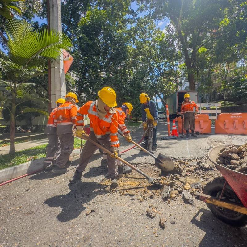 15 cuadrillas trabajan día y noche en diferentes comunas de la ciudad tapando huecos. FOTO: CORTESÍA ALCALDÍA