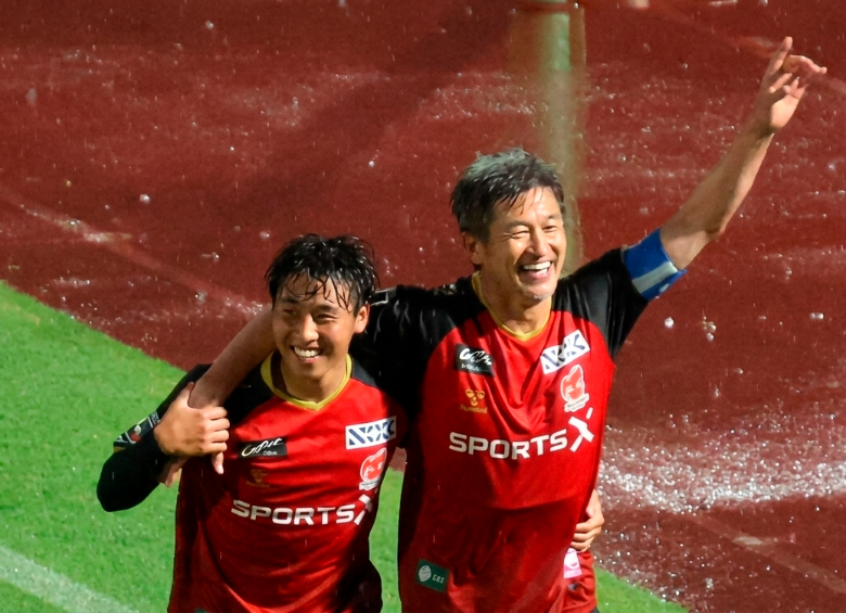 Kazuyoshi Miura volvió a marcar un gol oficial con 59 años y cinco meses, ampliando el récord como el goleador más veterano del fútbol profesional japonés. FOTO DE X (@japaofcbr). 