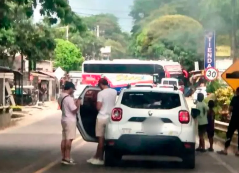 Turistas y vehículos de carga están a la espera de que habiliten la vía. FOTO: Cortesía