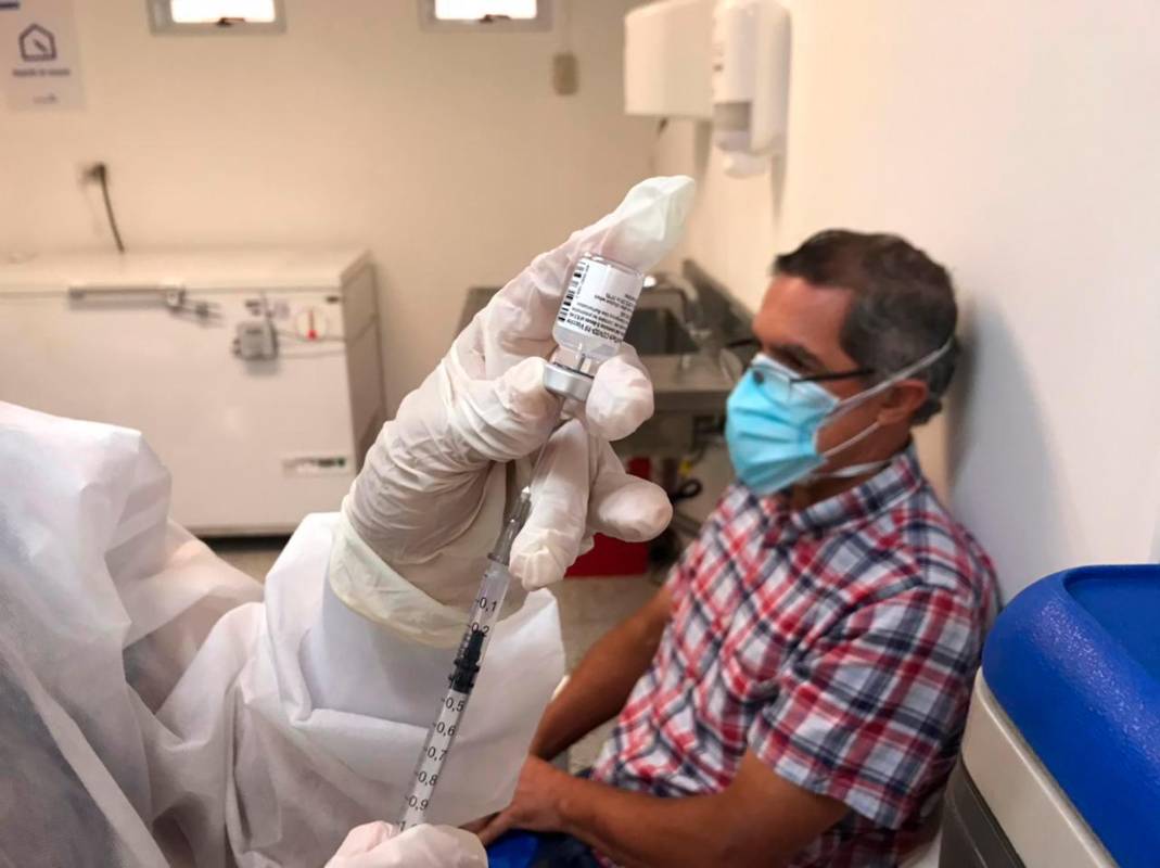 La Secretaría de Salud de Medellín habilitó dos puntos de vacunación con el fin de inmunizar a los mayores de 70 años. Foto: Julio César Herrera