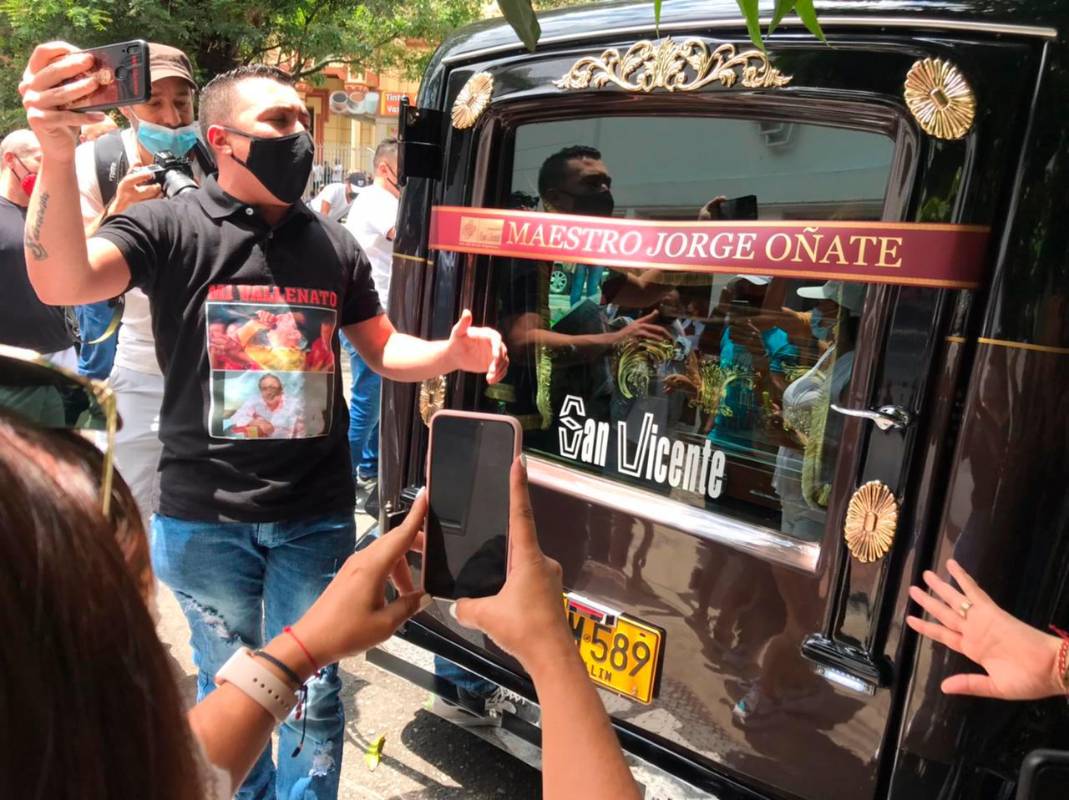 Los seguidores de Oñate lamentan su muerte y en compañía de su familia le rendirán el último adiós. Foto Julio César Herrera