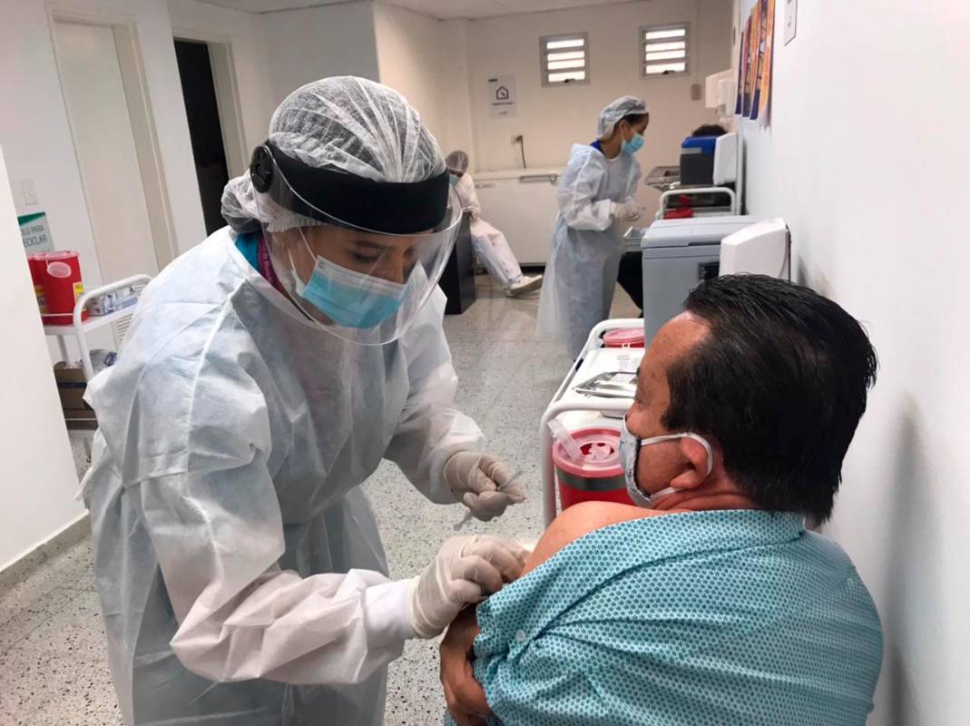 Para la vacunación masiva de mayores de 70 años en la ciudad de Medellín, se destinaron dos puntos estratégicos: Clínica de la 80 y Mova. Foto: Julio César Herrera