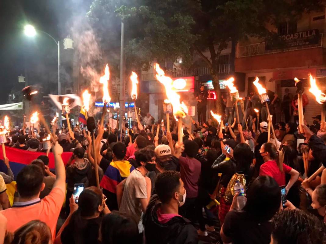 En Castilla, Comuna 5 de Medellín, se vive la “marcha de las antorchas”, una movilización ciudadana que camina con el fuego en alto mientras se aprecian actos culturales, performance y grupos musicales animando la protesta. Foto Julio César Herrera