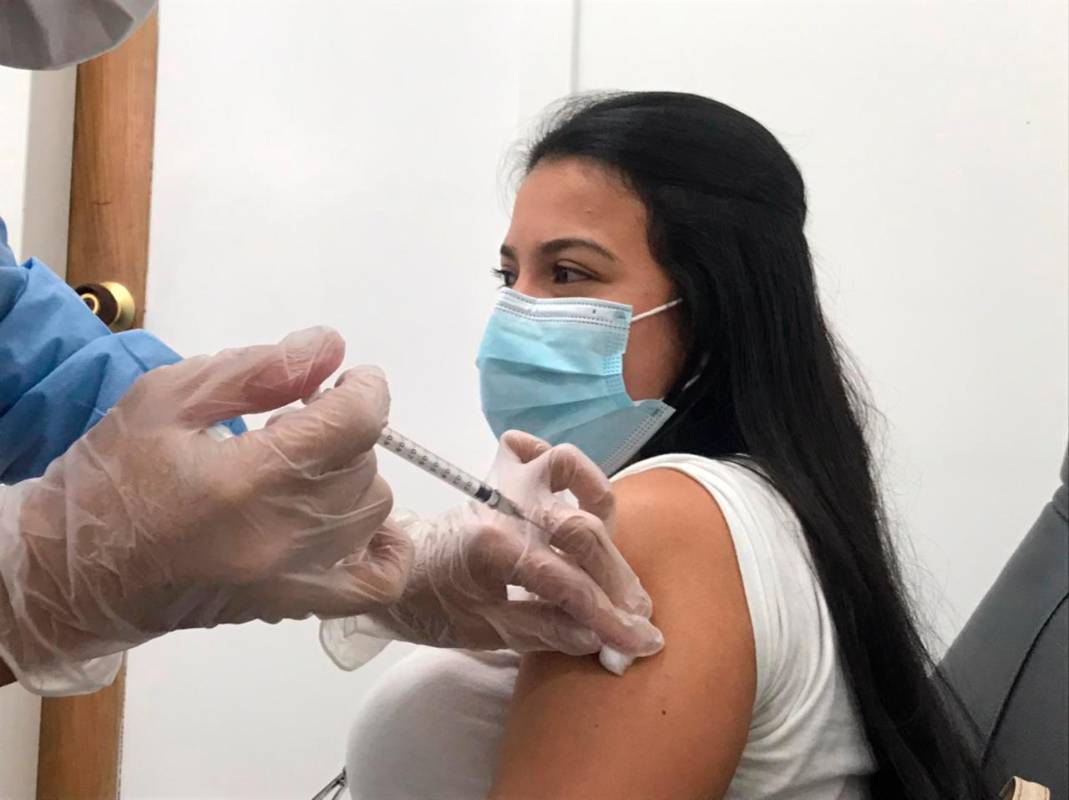 Después de recibir la vacuna, las personas deben quedarse en observación por un periodo de 30 minutos. Foto: Julio Cesar Herrera.