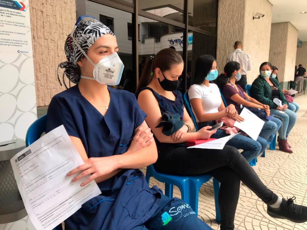 En Rionegro, Itagüí, Bello y Sabaneta también fueron vacunados las primeras personas integrantes del personal de salud de esos municipios. Foto: Julio Cesar Herrera.