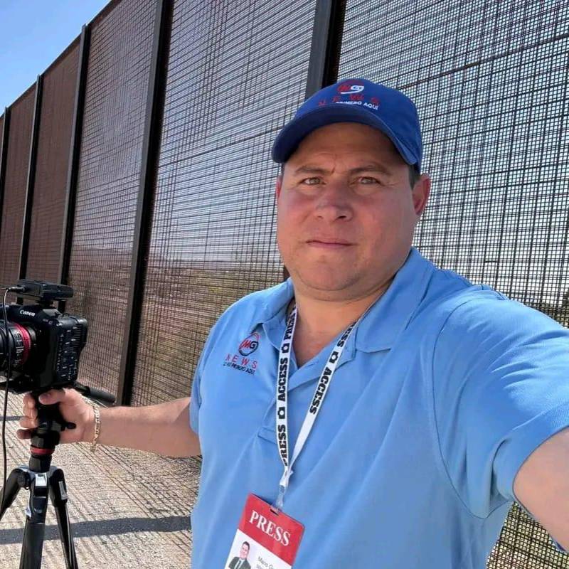 Mario Guevara, periodista salvadoreño fue arrestado por la policía de condado de DeKalb, mientras realizaba el cubrimiento de las manifestaciones en contra de las políticas migratorias de Donald Trump para su medio MG news. Imagen cortesía, MG news vía Facebook. 