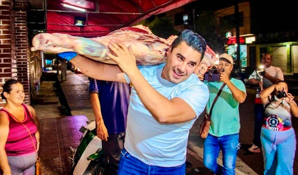 Así se ha dejado ver el alcalde Robinson Baena para promocionar la entrega de alimentos a familias vulnerables. FOTO: Cortesía