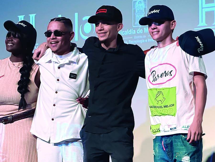 Marcela Cuesta, Juan Sebastián Orozco (de gafas) y Alejandro Henao (de blanco, a la derecha) son los protagonistas del documental que se empezará a emitir desde este 29 de abril. FOTO cortesía Alcaldía de Medellín.