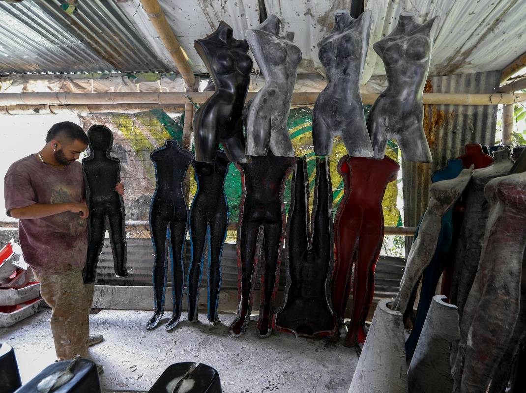 En un taller en el barrio Caicedo la Sierra, los hermanos Isaza Ochoa cada mañana madrugan a realizar sus tareas cotidianas. Foto: Manuel Saldarriaga Quintero.