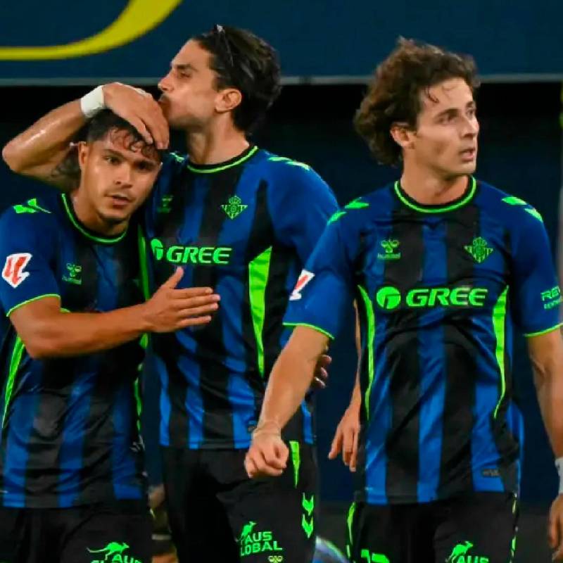 El delantero colombiano Juan Camilo Hernández llegó a 20 goles con el Real Betis desde su llegada al club en 2024. FOTO: 