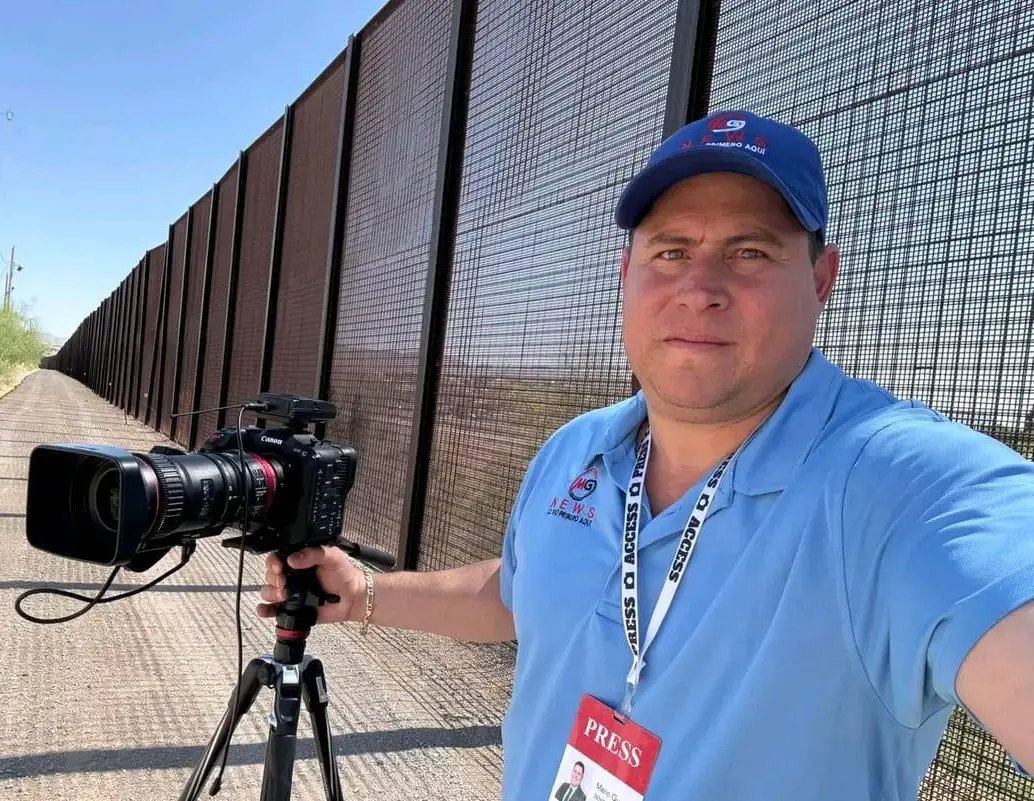 Mario Guevara, periodista salvadoreño fue arrestado por la policía de condado de DeKalb, mientras realizaba el cubrimiento de las manifestaciones en contra de las políticas migratorias de Donald Trump para su medio MG news. Imagen cortesía, MG news vía Facebook. 