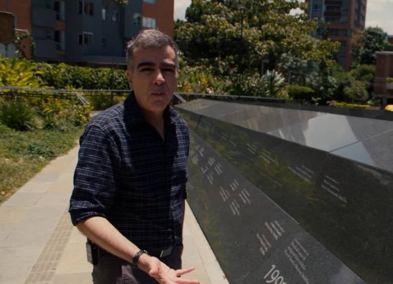 Jorge Franco recorre por primera vez el Parque Memorial Inflexión, años después de haber asistido a la implosión del edificio Mónaco. FOTOS cortesía