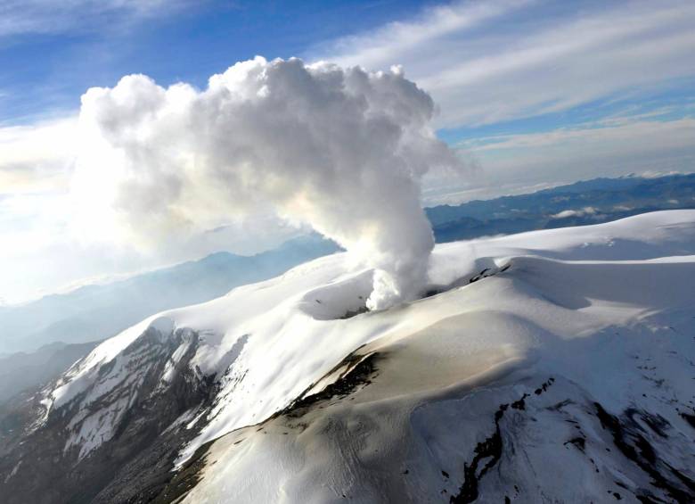 Fumarola presentada el pasado domingo en el volcán Nevado del Ruiz. FOTO: Cortesía Servicio Geológico de Colombia