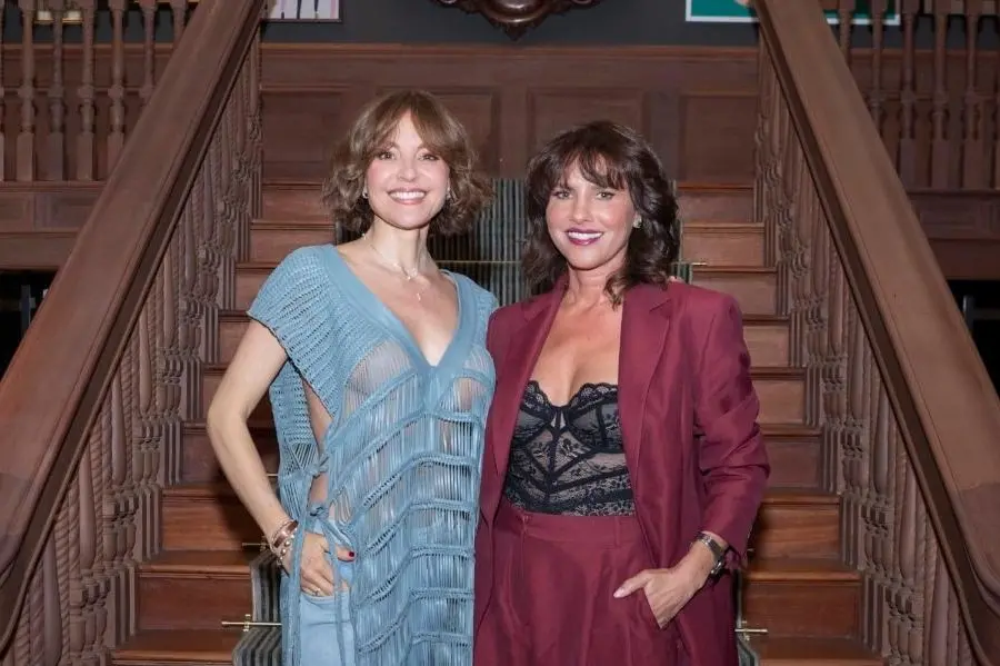 Carolina Gómez y Paola Turbay fueron virreinas de universales de belleza. FOTO: Cortesía Caracol Televisión