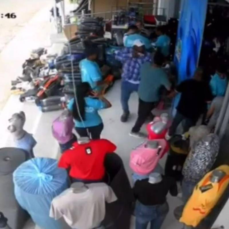 Imágenes del robo que ocurrió en el centro de Necoclí. FOTO: imagen tomado de El Reportero
