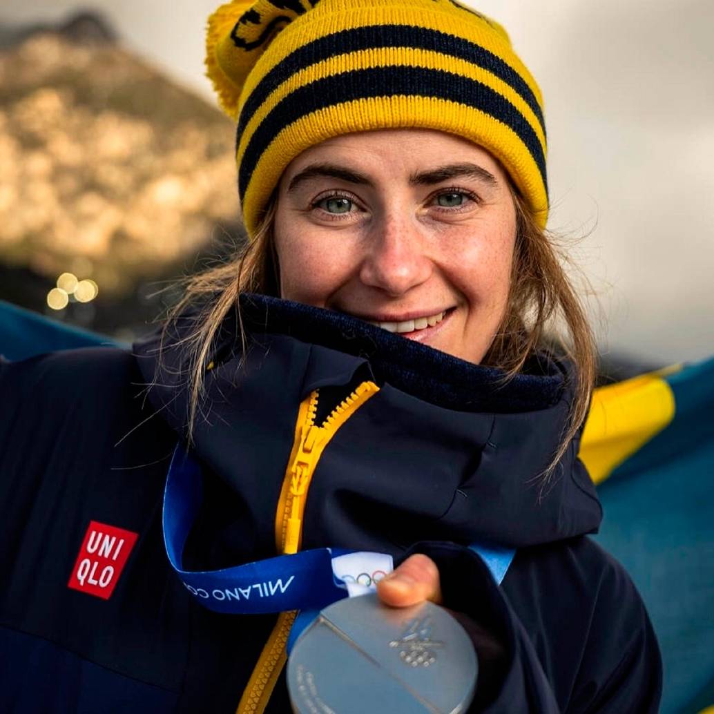 La sueca Ebba Andersson denunció que luego de ganar la plata en esquí de fondo, esta se le cayó y se le partió en dos. FOTO INSTAGRAM ANDERSSON