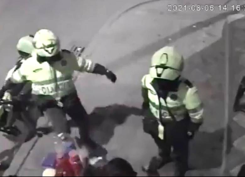 En video quedó registrado cuando uno de los policías patea con fuerza el puesto de tintos. Foto: Redes sociales