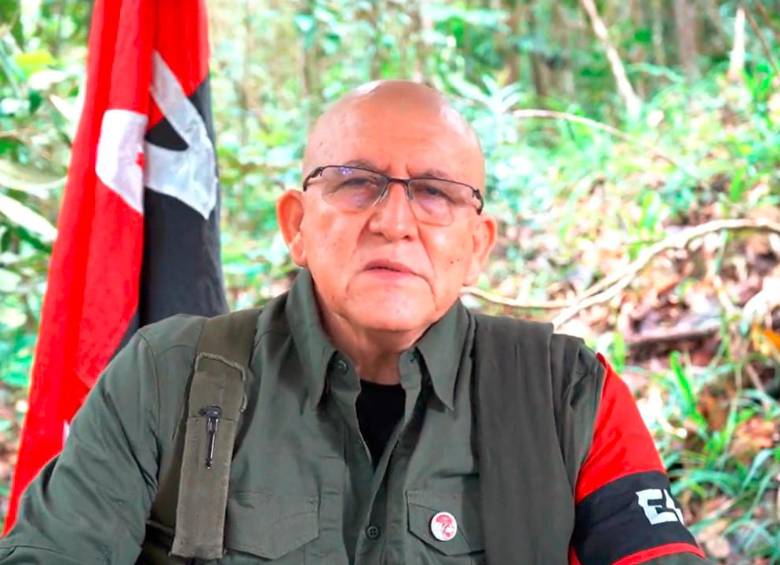 El comandante del ELN, Antonio García, pidió cesar las operaciones ofensivas contra la Fuerza Pública. FOTO: Captura en pantalla tomada de video en @DelegacionEln