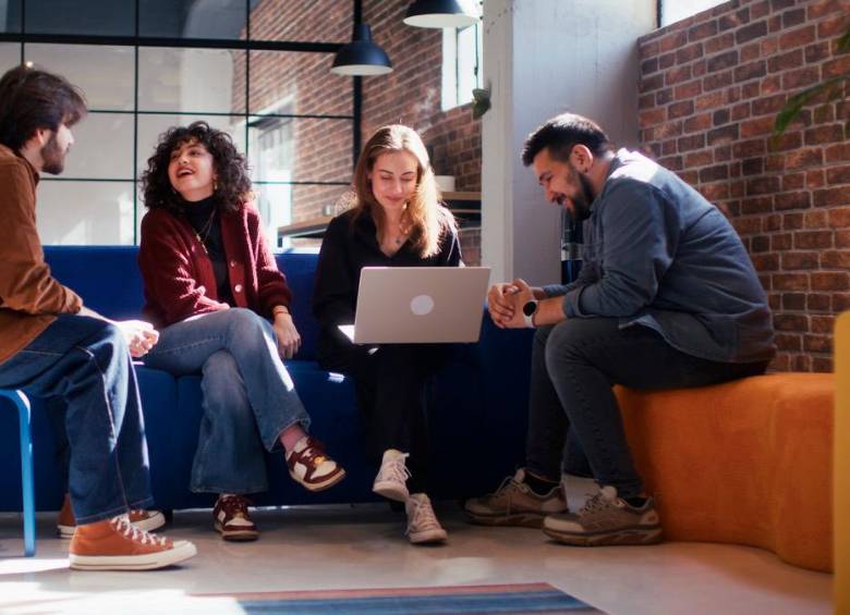 Espacios como los de WeWork en Medellín y Bogotá ofrecen conectividad, salas privadas y áreas colaborativas, en respuesta a la nueva demanda del trabajo híbrido. FOTO: Cortesía