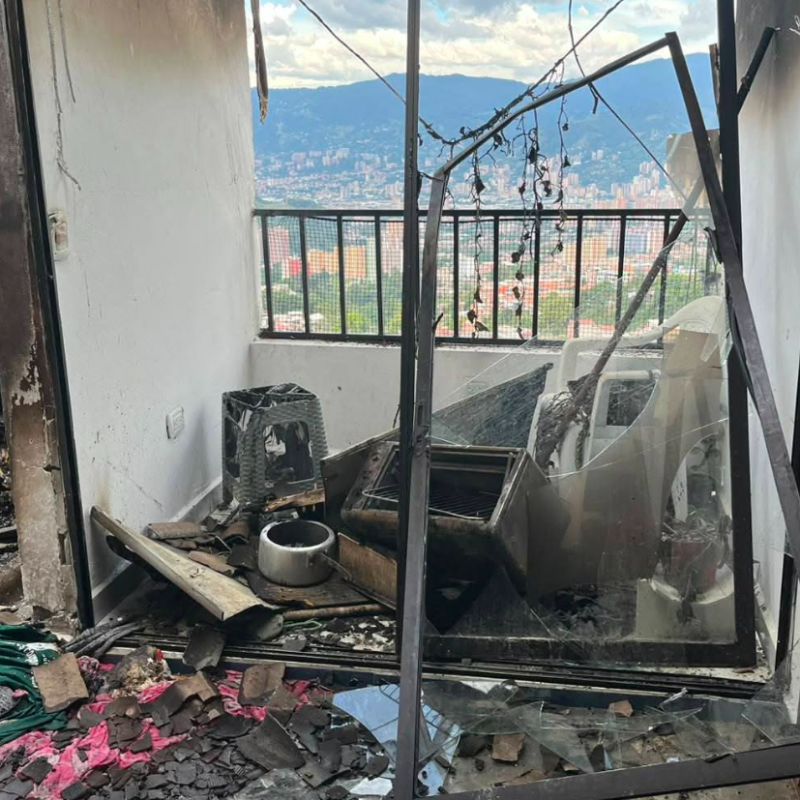 La mitad de la vivienda de la familia quedó destruida por el incendio provocado por una fuga de gas. Foto: tomada de redes sociales.