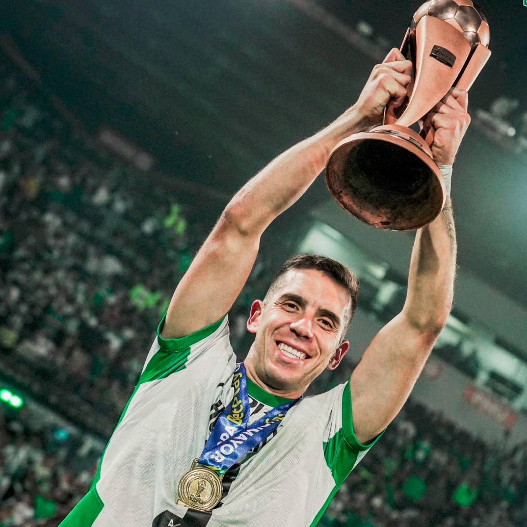 Juan Felipe Aguirre, entre los héroes de Nacional, para levantar el trofeo de la Copa Betplay. FOTO X-ATLÉTICO NACIONAL