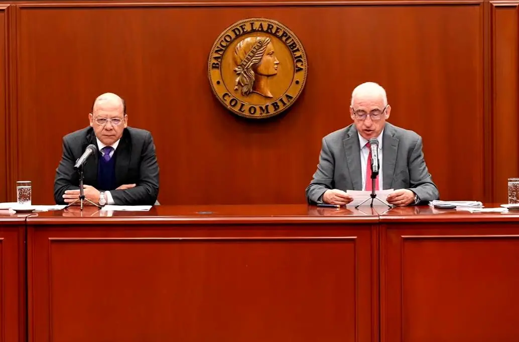 El ministro de Hacienda, Germán Ávila (izq.) y el gerente del Banco de la República, Leonardo Villar, explicaron la decisión de tasas de interés tomada hoy. FOTO tomada de YouTube