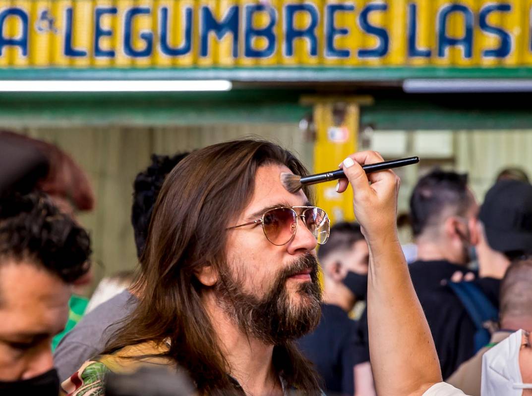 Eso sí siempre estuvieron sus asesores cuidando que el paisa estuviera bien maquillado y reluciente para las cámaras y los seguidores. Foto Juan Antonio Sánchez Ocampo