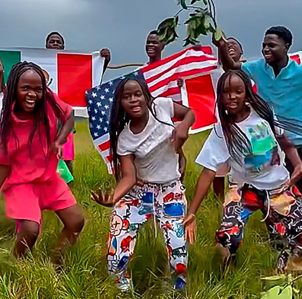 Shakira confirmó que los niños de la organización Triplets Ghetto Kids bailarán con ella en la final del mundial. Foto Captura de video.