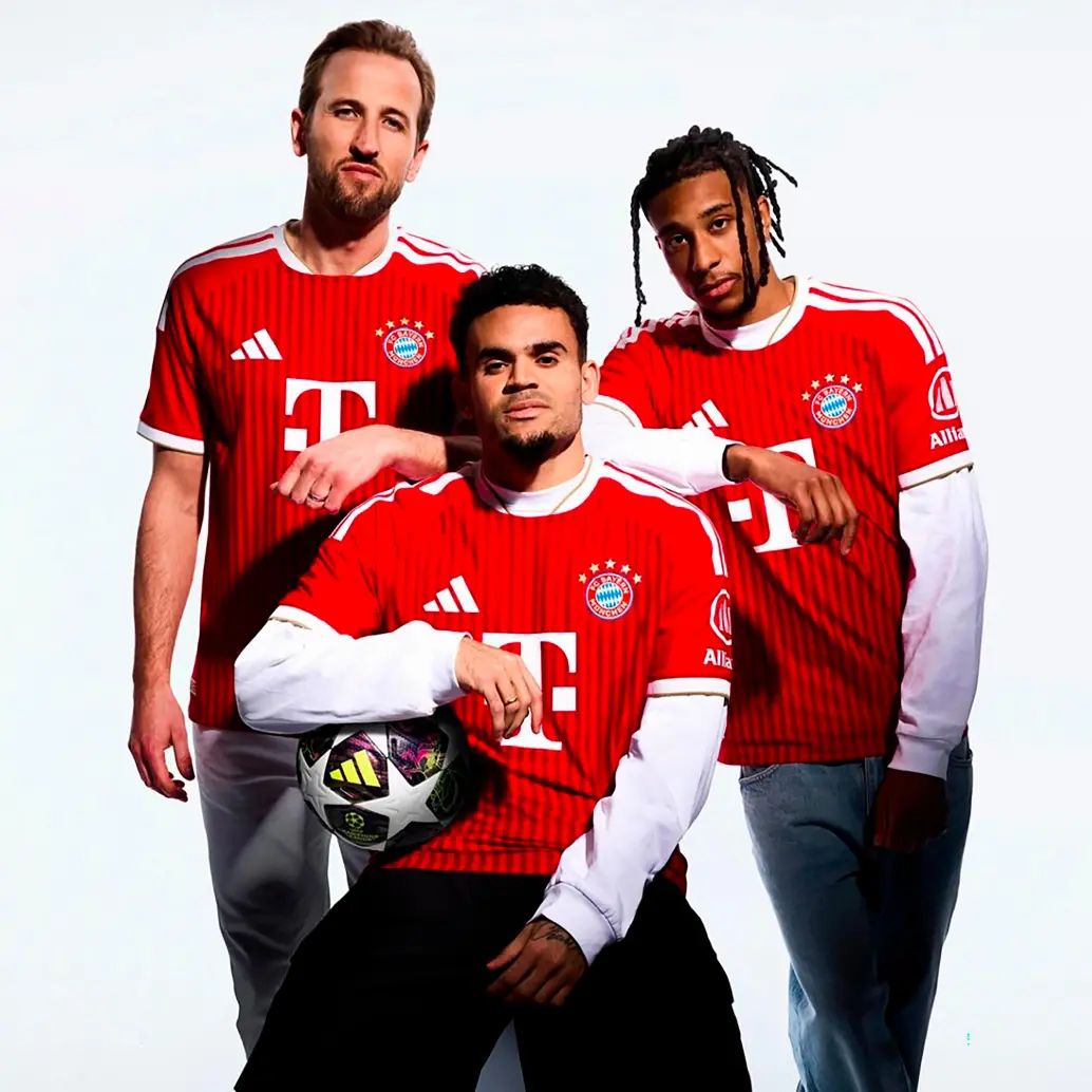 El colombiano Luis Díaz junto a Harry Kane y Michel Olise en la publicidad que el equipo bávaro ha dispuesto para promocionar la nueva camiseta de local del Bayern Múnich. FOTO: @FCBayern