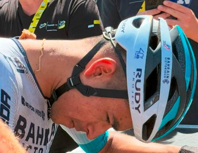 La imagen de Santiago Buitrago tras llegar a la meta este viernes después de su dramática caída. FOTO @ESPNCiclismo
