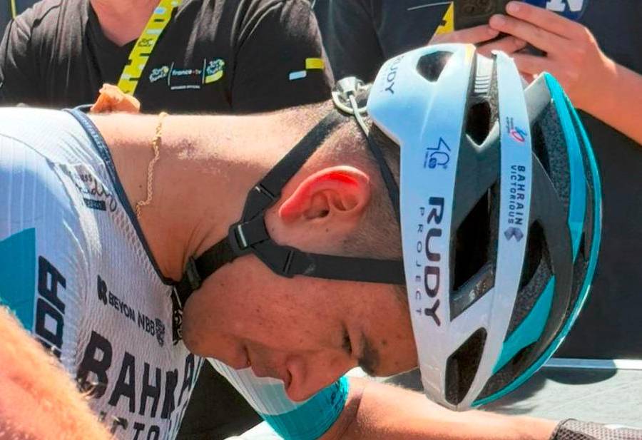 La imagen de Santiago Buitrago tras llegar a la meta este viernes después de su dramática caída. FOTO @ESPNCiclismo
