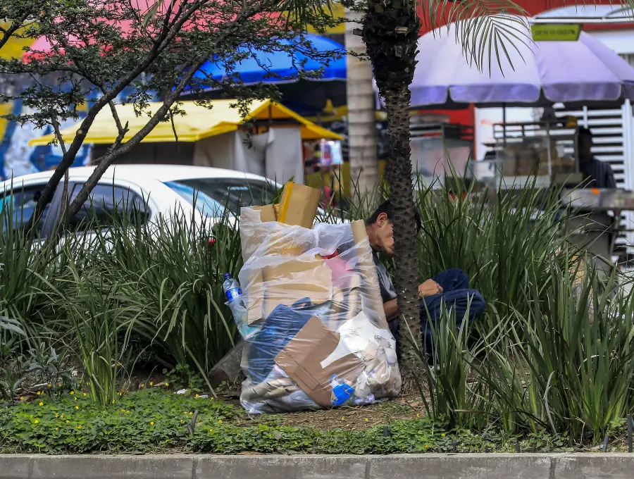 El corredor verde la Avenida Oriental, se ha convertido en el “hogar” y baño de muchos de los habitantes de calle de Medellín . Foto: Jaime Pérez Munévar.